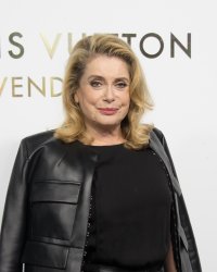 Adieu le blond, Catherine Deneuve a changé de look