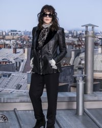 Isabelle Adjani annule sa venue en Australie pour ne pas "s'exposer aux fumées"