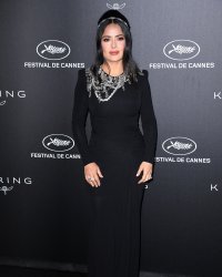 Salma Hayek pose en bikini : "J'ai 53 ans et alors ?"