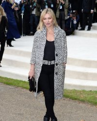 Kate Moss gentiment moquée par sa fille : elle "traîne tout le temps en survêt"