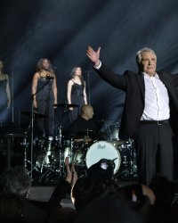 Michel Sardou serait "très souvent à poil dans sa loge"