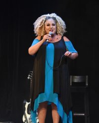 Marianne James sur ses débuts : "J'ai toujours cartonné en faisant la manche"
