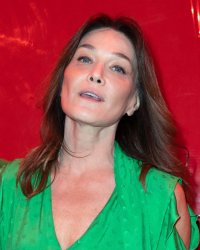 Carla Bruni révèle avoir vu un analyste pour soulager son anxiété