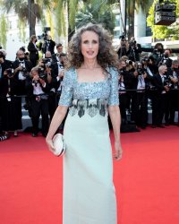 Andie MacDowell : comment ses cheveux blancs sont devenus sa force