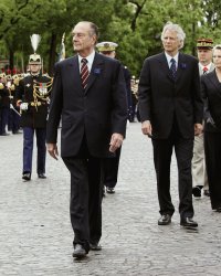 Des costumes de Jacques Chirac donnés à des réfugiés par sa fille