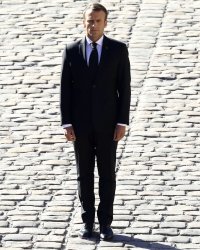 Emmanuel Macron séduit la Toile en sweat à capuche et barbe de trois jours