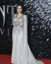 Angelina Jolie pose nue en couverture du Haper's Bazaar