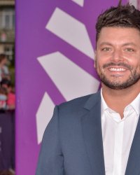 Kev Adams critiqué sur les réseaux : il explique comment il se protège