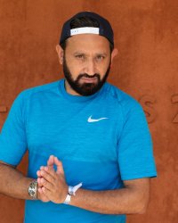 Cyril Hanouna : ses rares confidences sur sa vie de célibataire