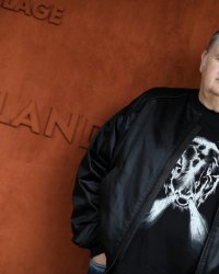 Pierre Ménès : ses propos sur "le racisme anti-Blanc" indignent, il s'excuse