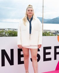 Louane : ces commentaires qui la rendent "dingue" depuis qu'elle est maman