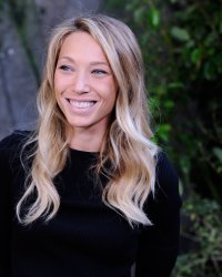 Laura Smet affirme que Johnny Hallyday "se bat de manière incroyable"