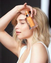 Emilia Clarke devient la première égérie célèbre de la marque Clinique