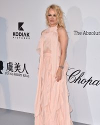 Alerte mode : Pamela Anderson lance sa collection de sacs à main en cuir vegan