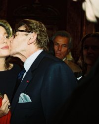 Catherine Deneuve : sa garde-robe Saint Laurent mise aux enchères