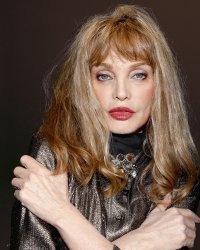 Arielle Dombasle perturbée par son film érotique : "J'étais trop jeune pour ça"