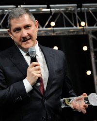 Yves Calvi : pourquoi a-t-il changé de nom ?