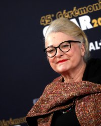 Josiane Balasko donne son avis sur les extraterrestres et amuse Bernard Montiel