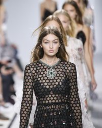 On sait (enfin) pourquoi les mannequins ne sourient pas !