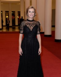 Karin Viard révèle qu'elle n'utilise jamais 2 fois la même crème cosmétique