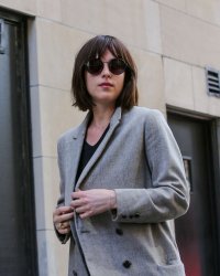 Dakota Johnson adopte le carré court !