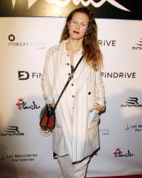Lorie : "Devenir maman nous donne des superpouvoirs"