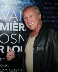 Yves Rénier critique les "pleureuses" lors de l'hommage populaire à Johnny