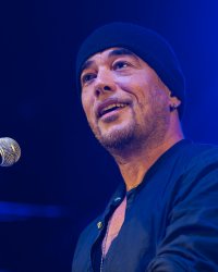 Maladie d'Alzheimer : Pascal Obispo, M. Pokora et Iris Mittenaere s'engagent