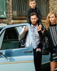 Karlie Kloss et Gigi Hadid jouent les mères de famille pour Versace