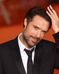 Nicolas Bedos monte au créneau : "Arrêtez les masques !"