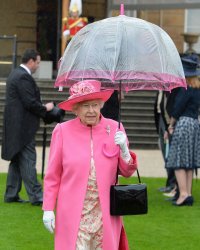 Elizabeth II a un parapluie assorti pour chaque tenue