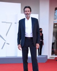 Anthony Delon : très ému, il rend un dernier hommage à sa mère en Jamaïque