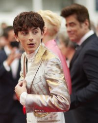 Timothée Chalamet étincelant dans son costume lamé, Clotilde Courau très sexy