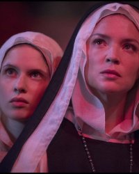 Benedetta : Virginie Efira voyait ses scènes de sexe "comme une chorégraphie"