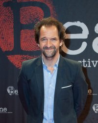 Se retrouver dans le genre opposé ? "Une aventure" pour Stéphane De Groodt