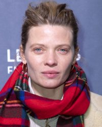 Mélanie Thierry : ce que Raphael a pensé de son rôle dans "La Vraie famille"
