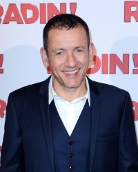 Dany Boon pose avec Jennifer Aniston pour la fin du tournage de Murder Mystery
