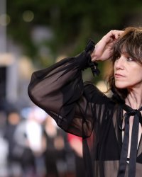 Cuir et transparence : un tapis rouge sexy pour Charlotte Gainsbourg
