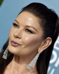 Catherine Zeta-Jones castée dans Wednesday, la nouvelle série de Tim Burton