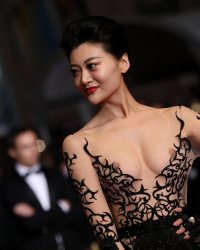 Premier accident de téton sur le tapis rouge !