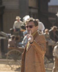 Leonardo DiCaprio, pas très à l'aise avec le lance-flammes du dernier Tarantino