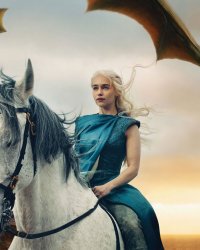 Emilia Clarke de GOT : cet objet que son frère lui a récupéré sur le tournage