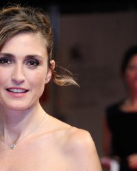 Décrit à l'agonie par un critique, le cinéma français défendu par Julie Gayet