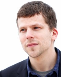 Vu sur le Web: Jesse Eisenberg engagé, Ewan McGregor en colère et Ça en tournage