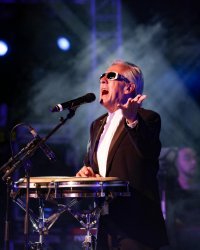 Gilbert Montagné et Didier Barbelivien font chanter le personnel soignant