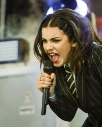 Charli XCX s'invite sur le nouveau single de Mr. Oizo