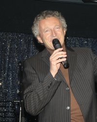 Nelson Monfort reprend Brassens version jazz : "J'espère chanter juste"