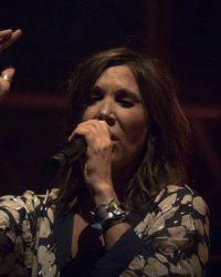 Zazie sort une chanson dont les bénéfices seront reversés à la Croix-Rouge
