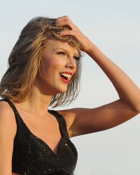 Taylor Swift invite Lisa Kudrow de Friends pour chanter "Tu pues le chat"