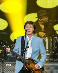 Paul McCartney signe chez Capitol et prépare un nouvel album